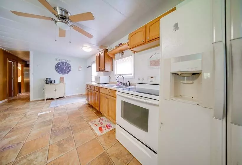 Cozy Geneva Home: Walk To Lake Erie & Main Strip!