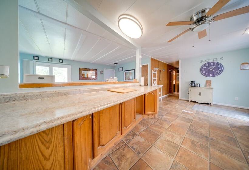 Cozy Geneva Home: Walk To Lake Erie & Main Strip!