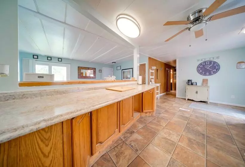 Cozy Geneva Home: Walk To Lake Erie & Main Strip!