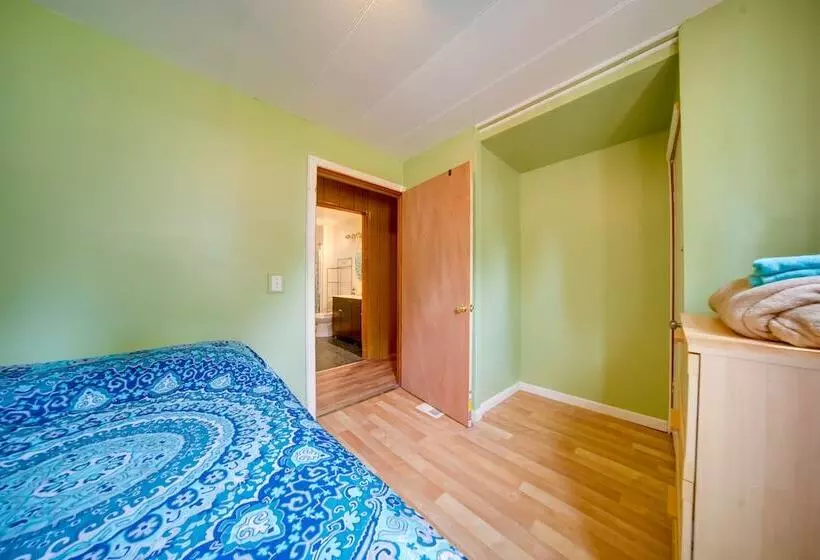 Cozy Geneva Home: Walk To Lake Erie & Main Strip!