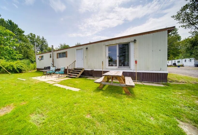 Cozy Geneva Home: Walk To Lake Erie & Main Strip!