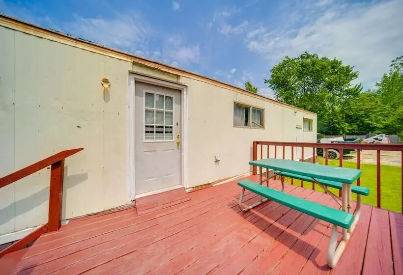 Cozy Geneva Home: Walk To Lake Erie & Main Strip!