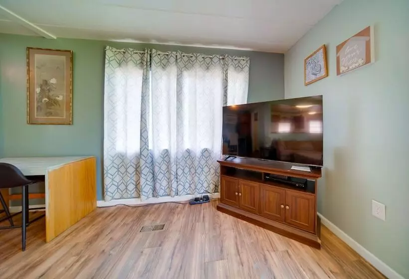 Cozy Geneva Home: Walk To Lake Erie & Main Strip!