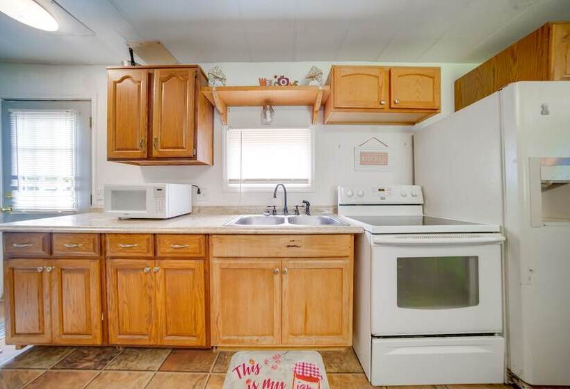 Cozy Geneva Home: Walk To Lake Erie & Main Strip!