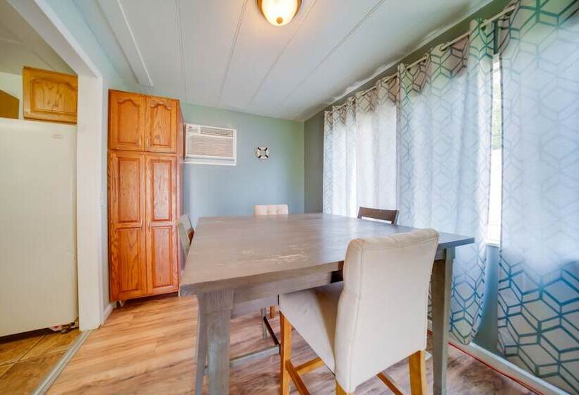 Cozy Geneva Home: Walk To Lake Erie & Main Strip!