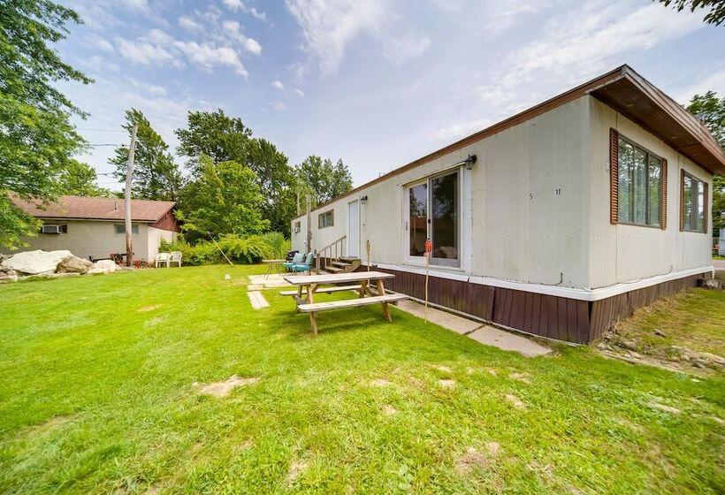 Cozy Geneva Home: Walk To Lake Erie & Main Strip!