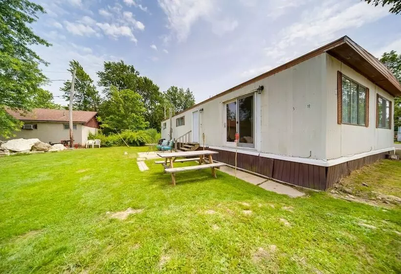 Cozy Geneva Home: Walk To Lake Erie & Main Strip!