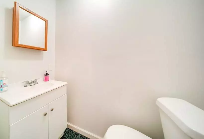 Cozy Geneva Home: Walk To Lake Erie & Main Strip!