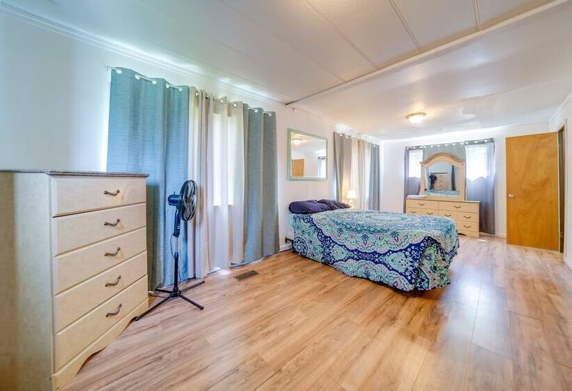 Cozy Geneva Home: Walk To Lake Erie & Main Strip!