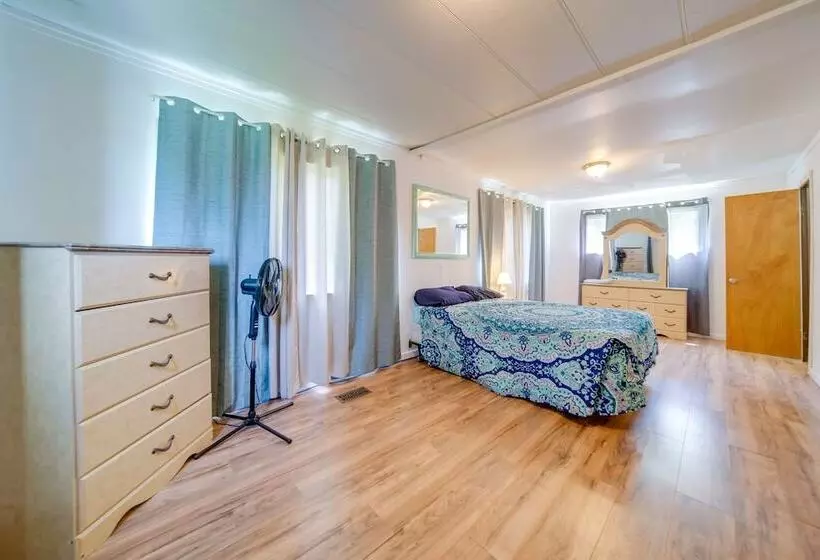 Cozy Geneva Home: Walk To Lake Erie & Main Strip!