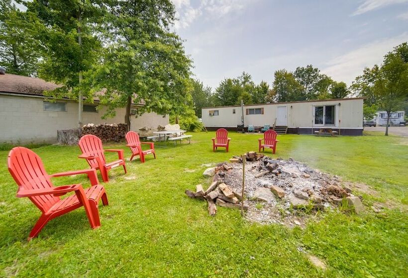 Cozy Geneva Home: Walk To Lake Erie & Main Strip!