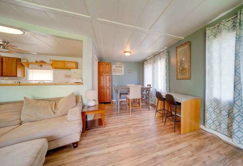 Cozy Geneva Home: Walk To Lake Erie & Main Strip!