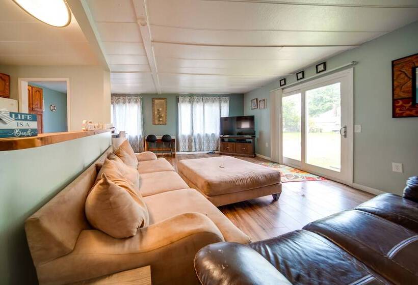 Cozy Geneva Home: Walk To Lake Erie & Main Strip!