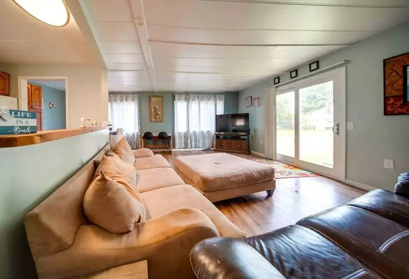 Cozy Geneva Home: Walk To Lake Erie & Main Strip!