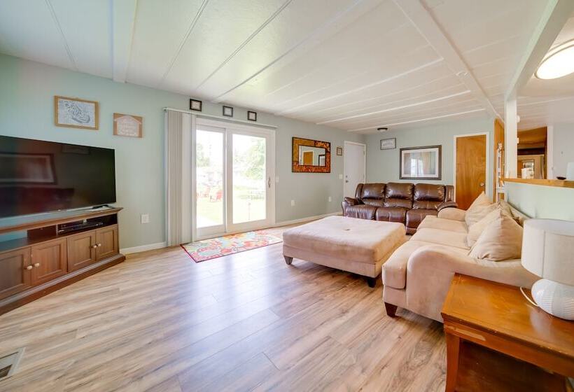 Cozy Geneva Home: Walk To Lake Erie & Main Strip!