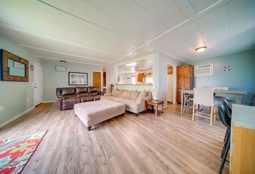 Cozy Geneva Home: Walk To Lake Erie & Main Strip!