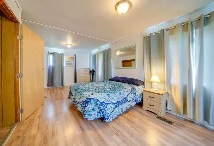 Cozy Geneva Home: Walk To Lake Erie & Main Strip!