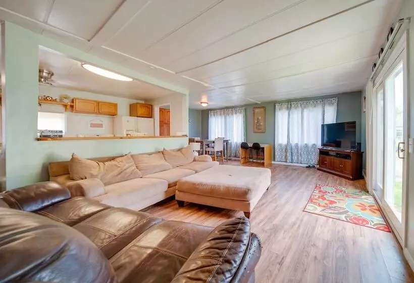 Cozy Geneva Home: Walk To Lake Erie & Main Strip!