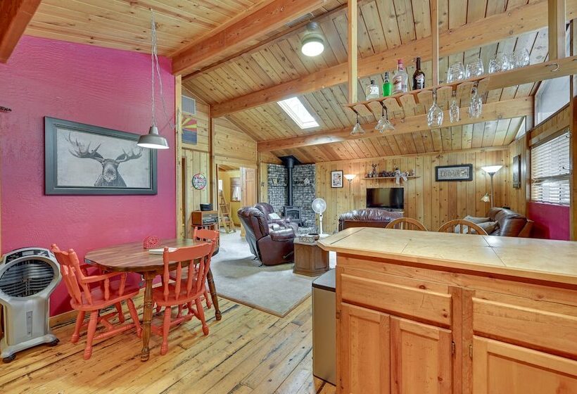 Cozy Munds Park Cabin W/ Fireplace & Deck!