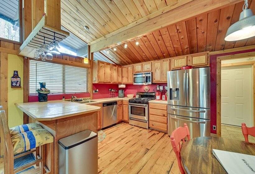 Cozy Munds Park Cabin W/ Fireplace & Deck!