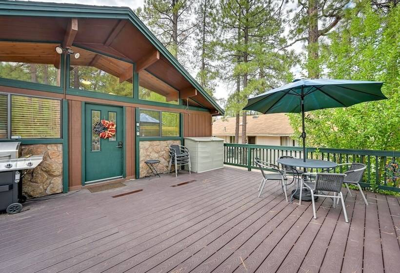 Cozy Munds Park Cabin W/ Fireplace & Deck!
