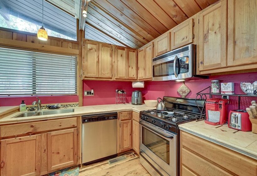 Cozy Munds Park Cabin W/ Fireplace & Deck!