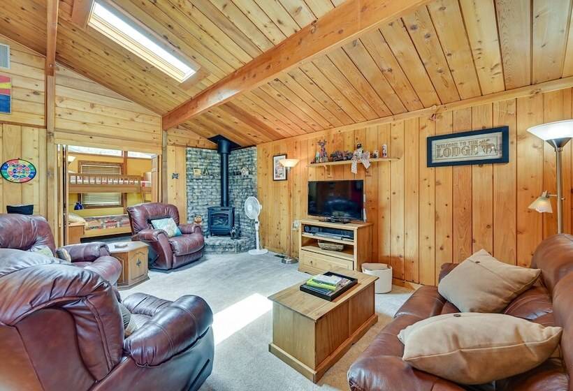 Cozy Munds Park Cabin W/ Fireplace & Deck!