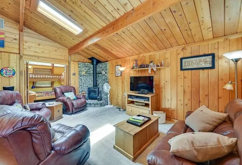 Cozy Munds Park Cabin W/ Fireplace & Deck!