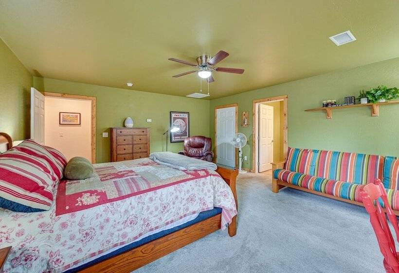 Cozy Munds Park Cabin W/ Fireplace & Deck!