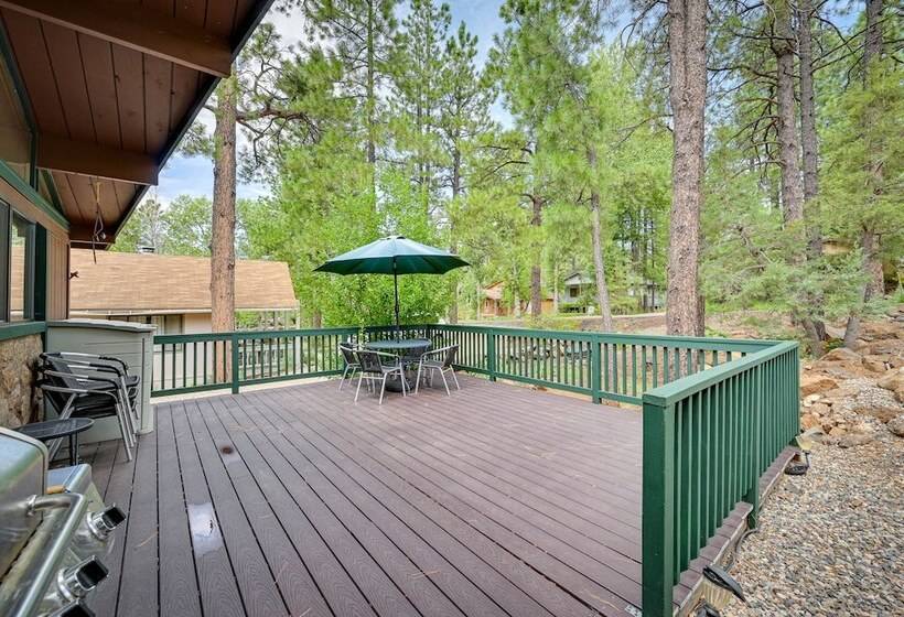 Cozy Munds Park Cabin W/ Fireplace & Deck!