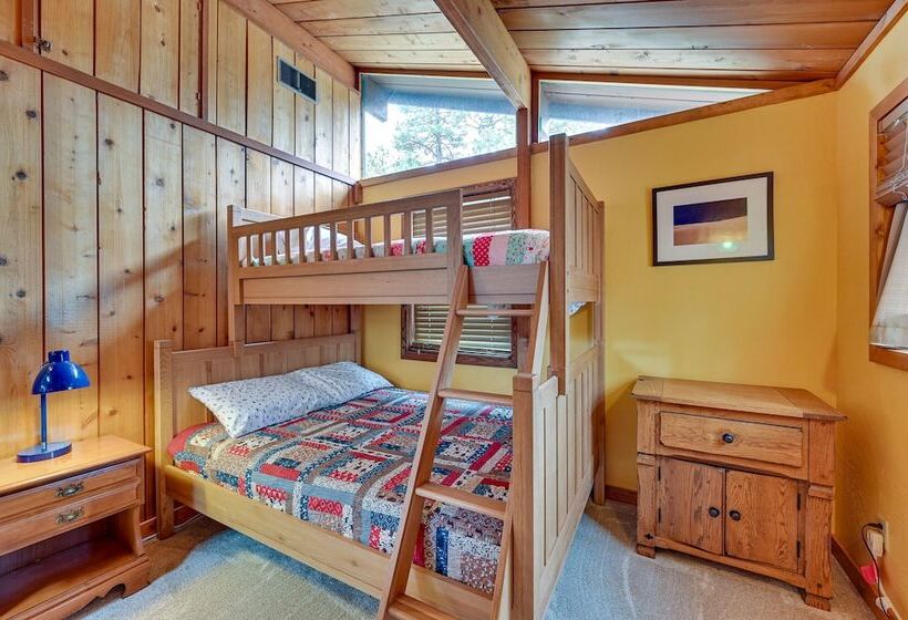 Cozy Munds Park Cabin W/ Fireplace & Deck!