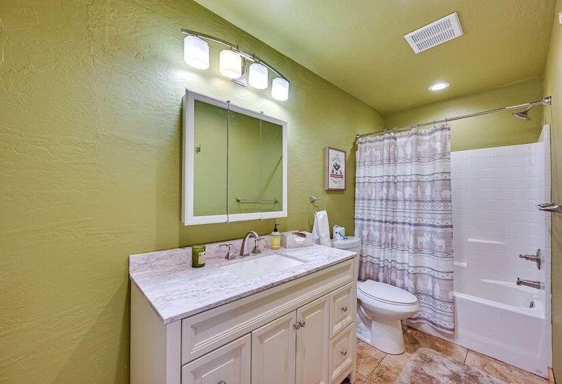 Cozy Munds Park Cabin W/ Fireplace & Deck!