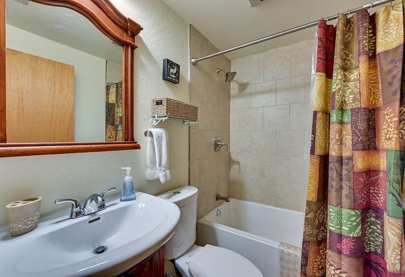 Cozy Munds Park Cabin W/ Fireplace & Deck!