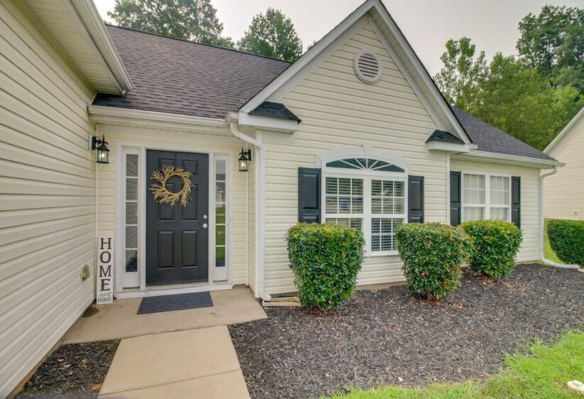 Cozy North Carolina Abode Minutes From Downtown!