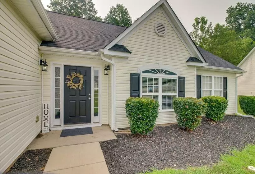 Cozy North Carolina Abode   Minutes From Downtown!