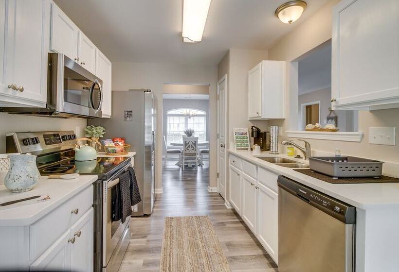 Cozy North Carolina Abode Minutes From Downtown!