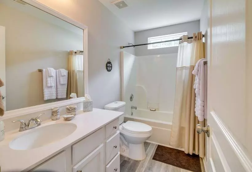 Cozy North Carolina Abode   Minutes From Downtown!