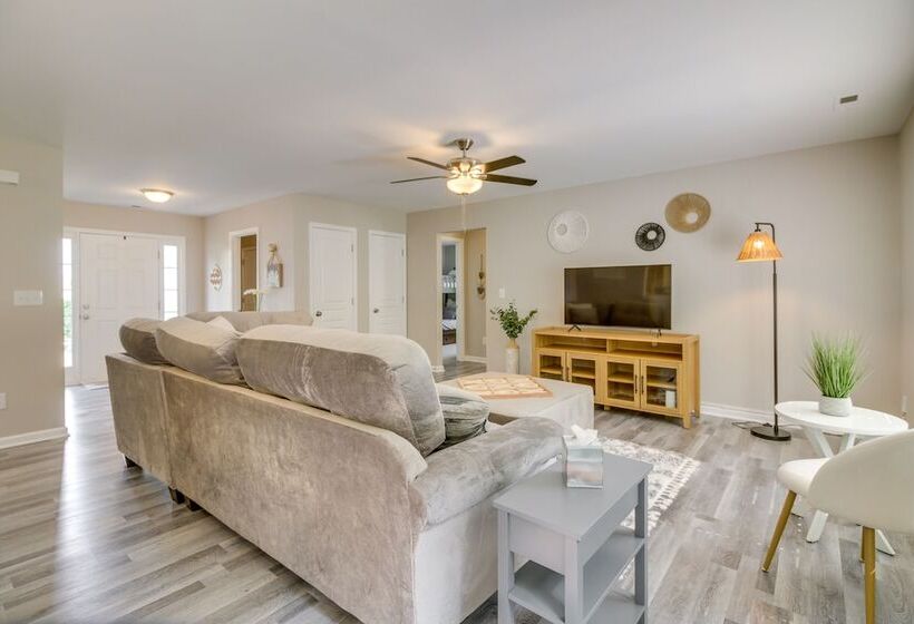 Cozy North Carolina Abode Minutes From Downtown!