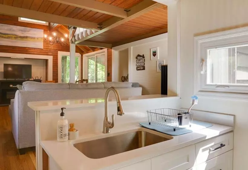 Cozy Tennessee Cabin W/ Deck, Grill & Fire Pit!