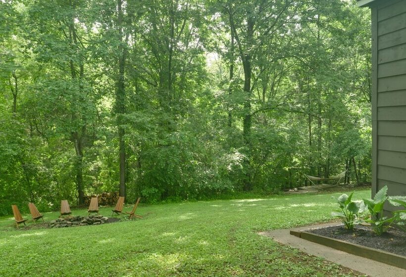 Cozy Tennessee Cabin W/ Deck, Grill & Fire Pit!