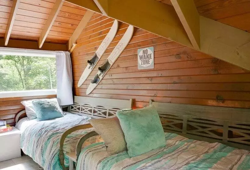 Cozy Tennessee Cabin W/ Deck, Grill & Fire Pit!