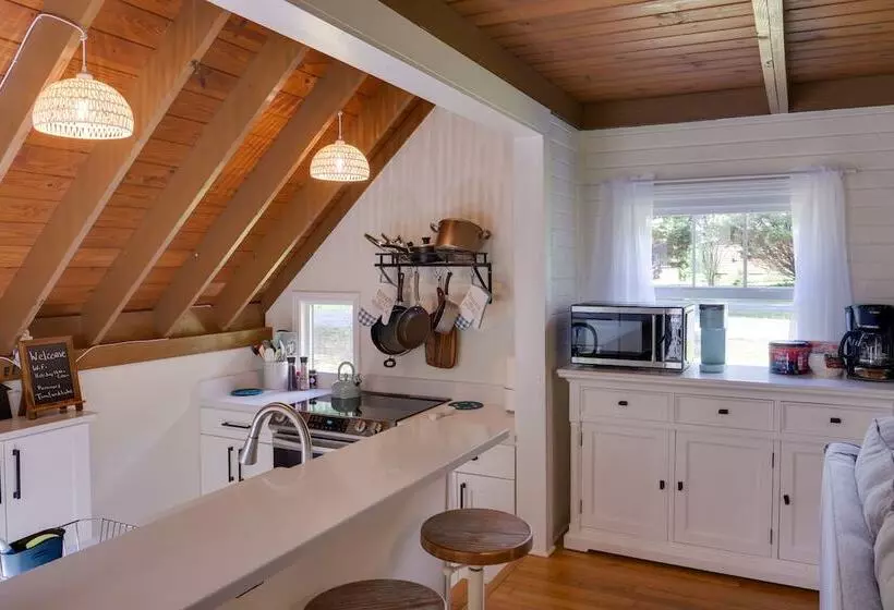 Cozy Tennessee Cabin W/ Deck, Grill & Fire Pit!