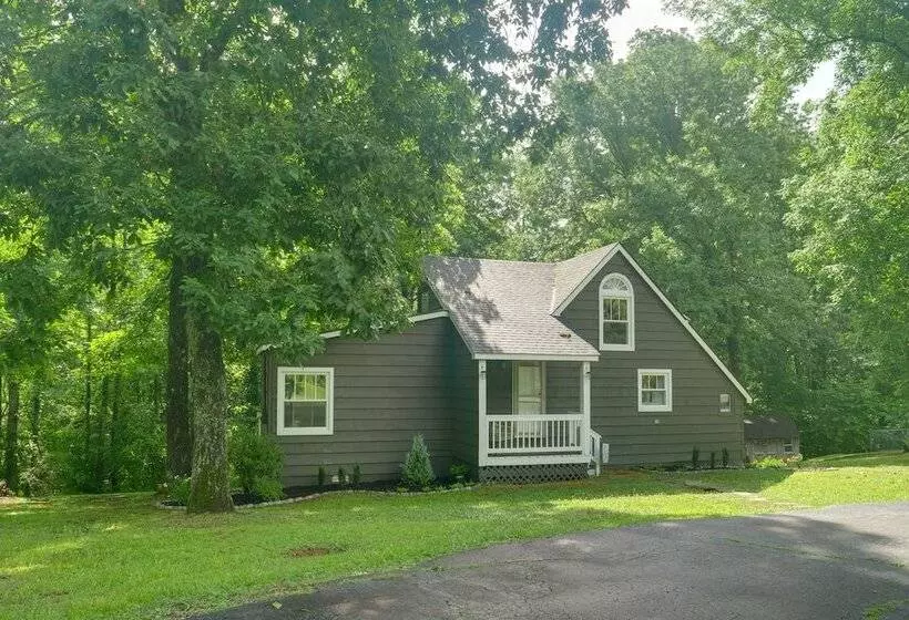 Cozy Tennessee Cabin W/ Deck, Grill & Fire Pit!