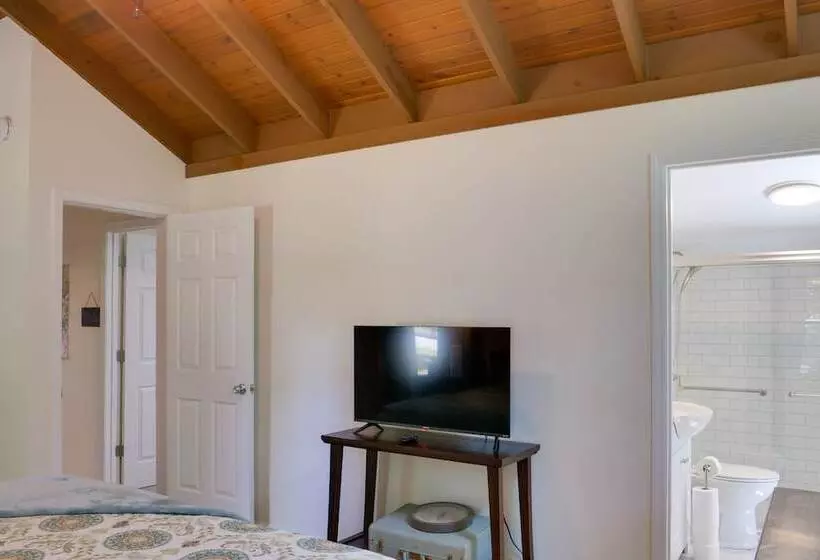 Cozy Tennessee Cabin W/ Deck, Grill & Fire Pit!