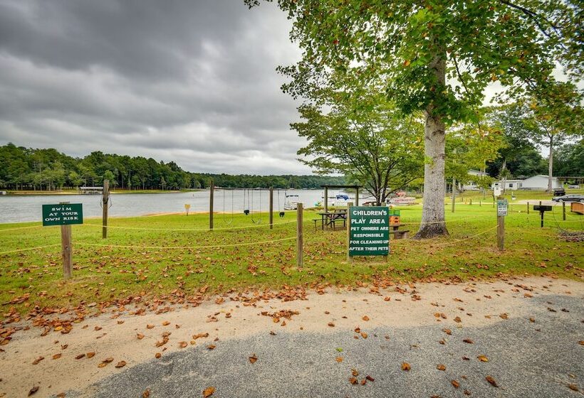 Eufaula Retreat: Community Pool & Screened Porch!