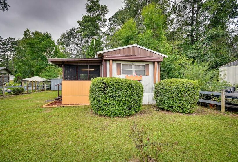 Eufaula Retreat: Community Pool & Screened Porch!