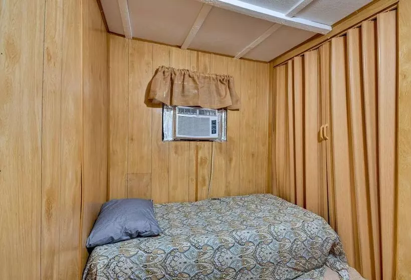 Eufaula Retreat: Community Pool & Screened Porch!