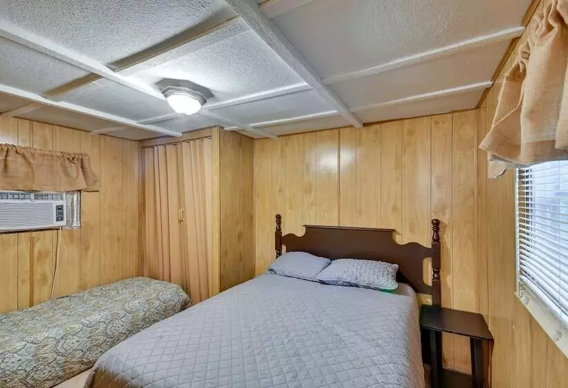 Eufaula Retreat: Community Pool & Screened Porch!