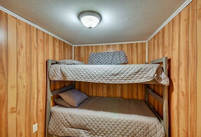 Eufaula Retreat: Community Pool & Screened Porch!