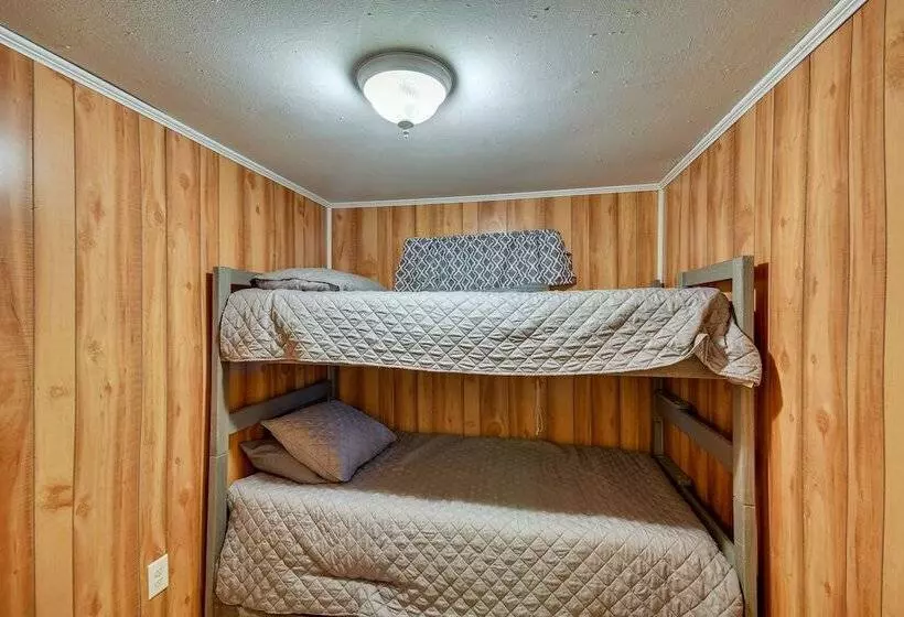 Eufaula Retreat: Community Pool & Screened Porch!